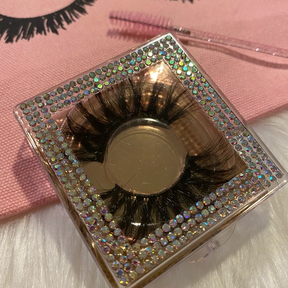 Lashes - Picture 2 of 15